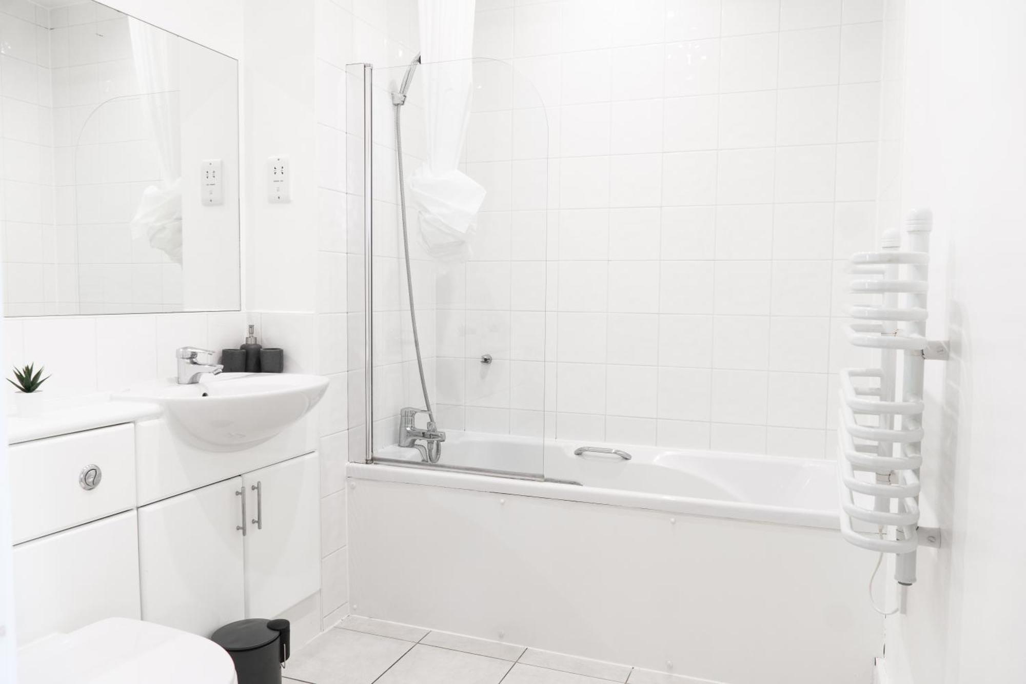 The Regency Suite - Modern 2-Bed 1-Bath Apartment Chertsey Kültér fotó