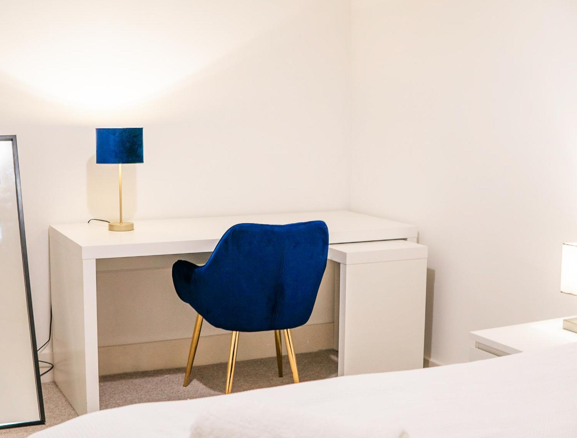The Regency Suite - Modern 2-Bed 1-Bath Apartment Chertsey Kültér fotó
