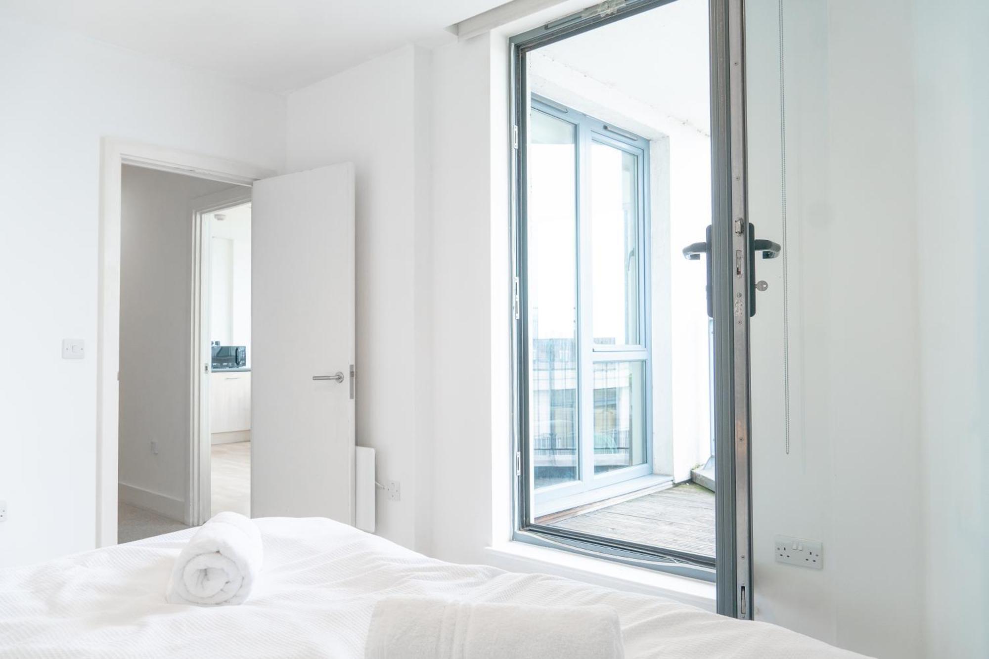 The Regency Suite - Modern 2-Bed 1-Bath Apartment Chertsey Kültér fotó