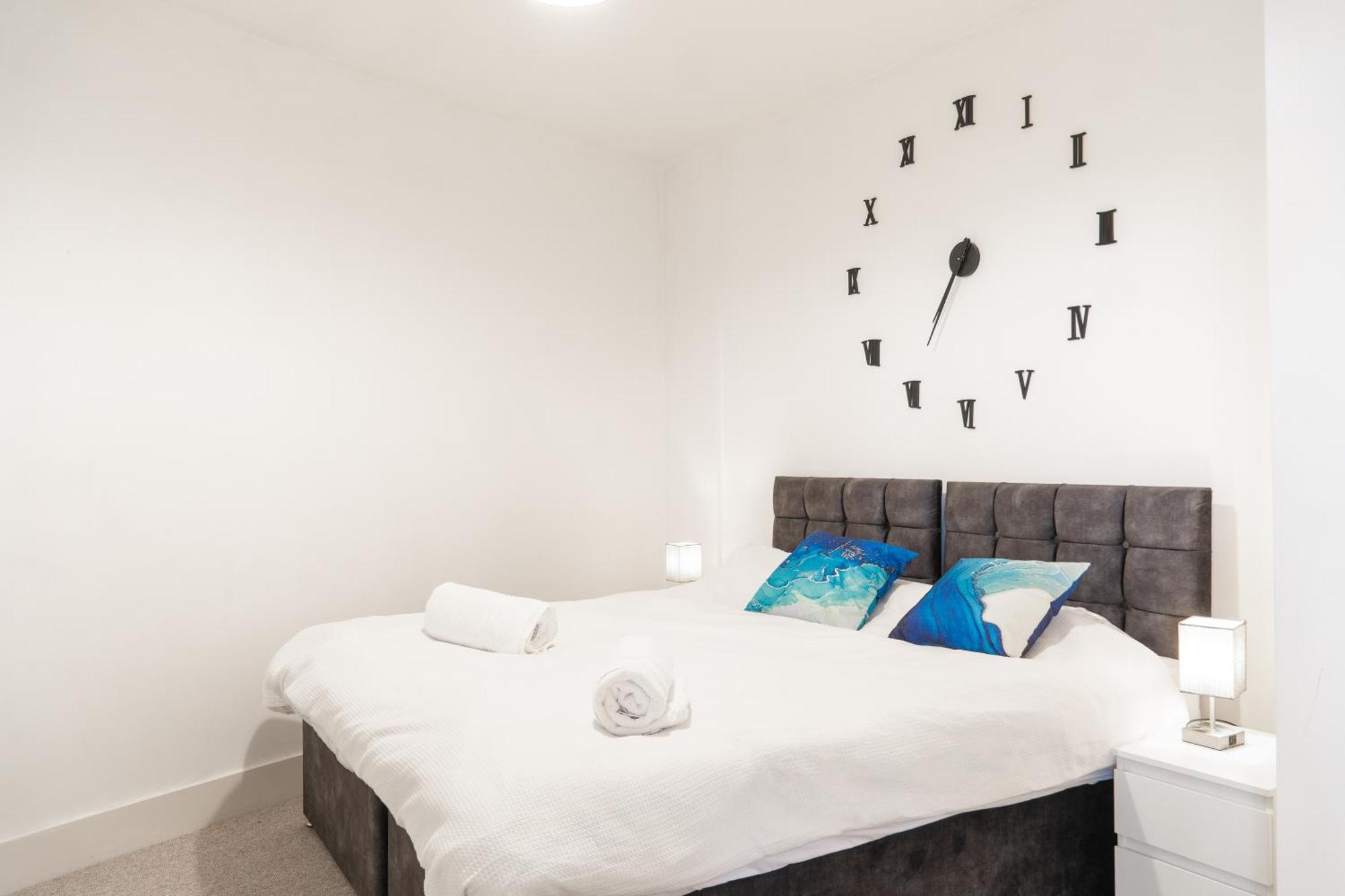 The Regency Suite - Modern 2-Bed 1-Bath Apartment Chertsey Kültér fotó
