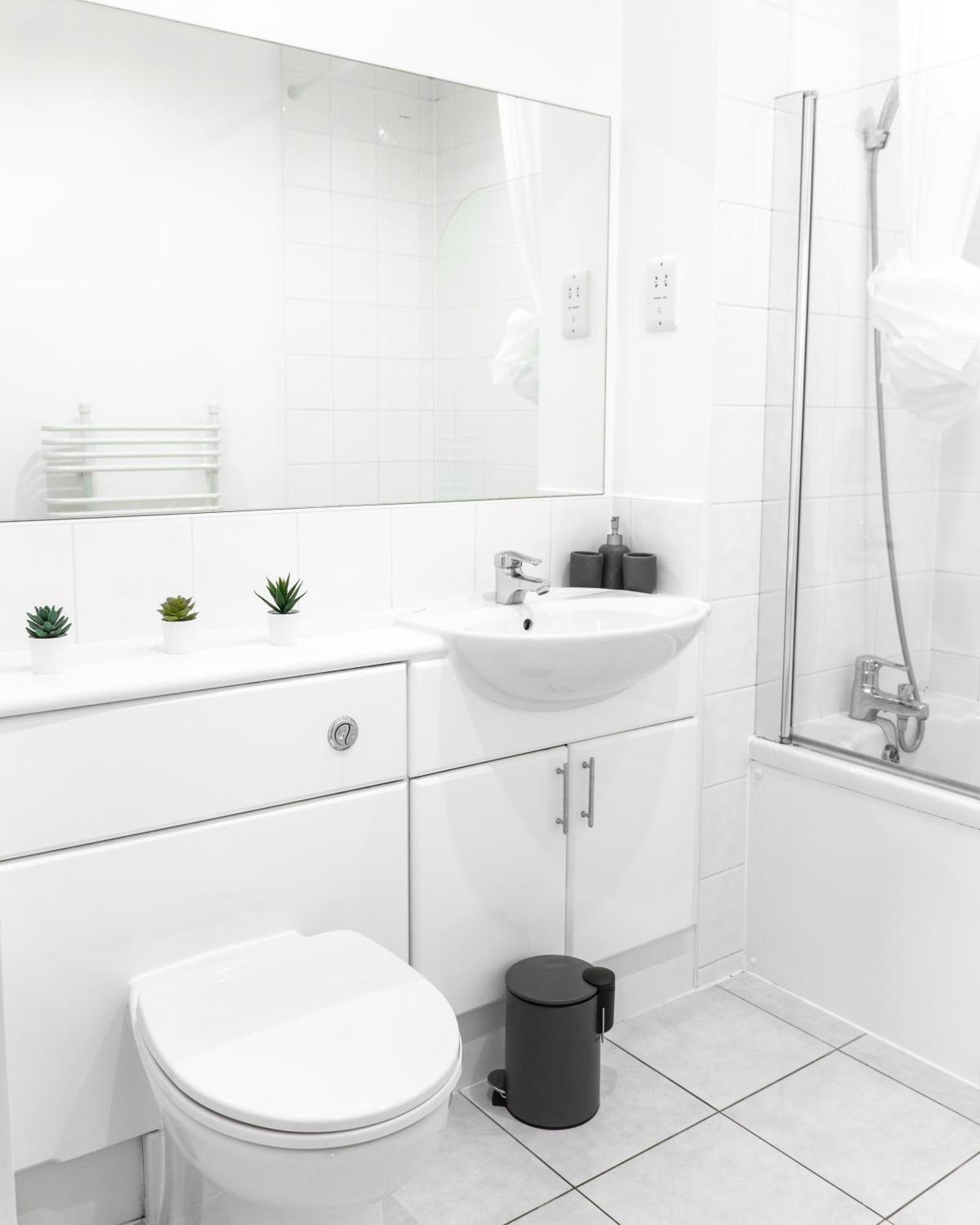 The Regency Suite - Modern 2-Bed 1-Bath Apartment Chertsey Kültér fotó