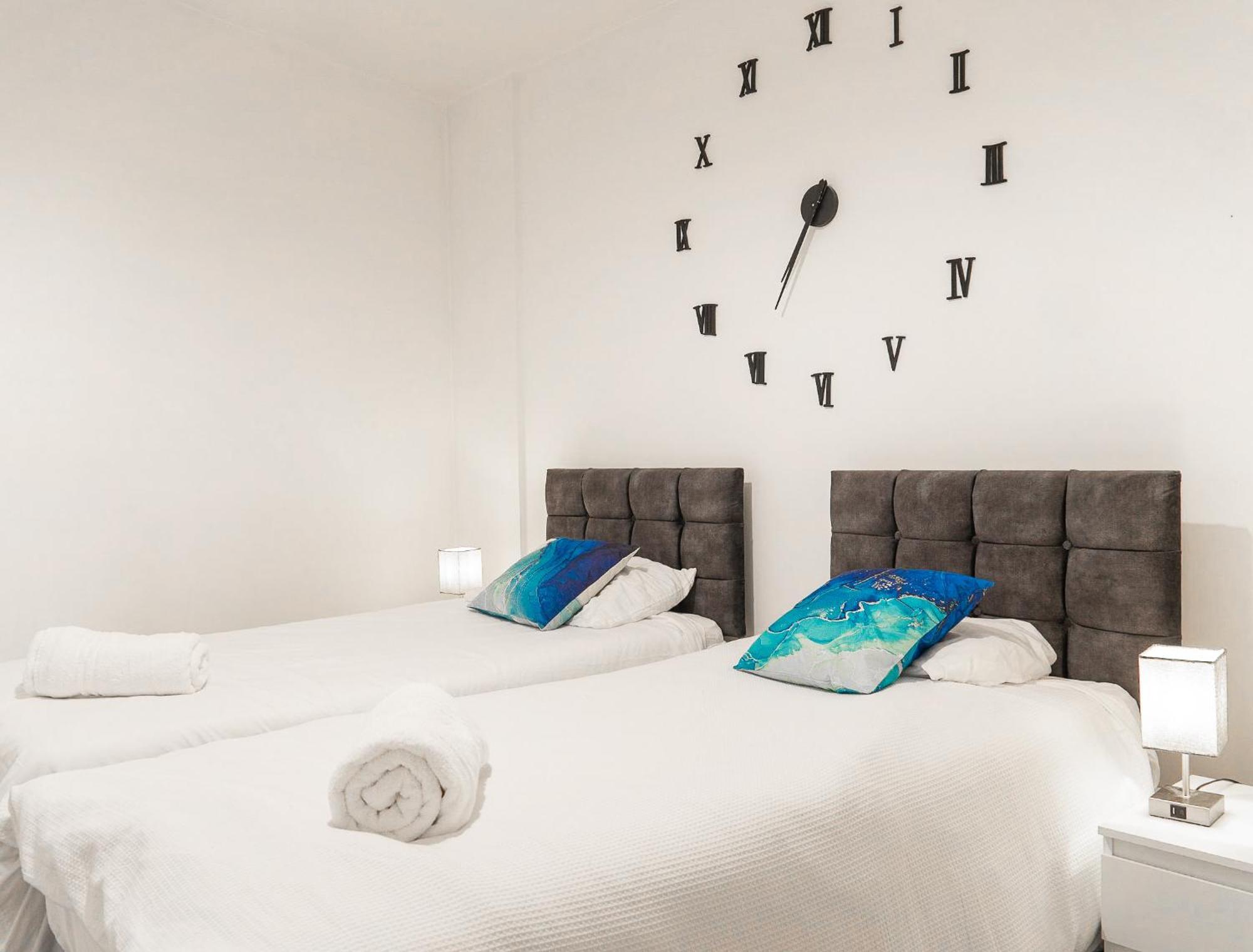 The Regency Suite - Modern 2-Bed 1-Bath Apartment Chertsey Kültér fotó
