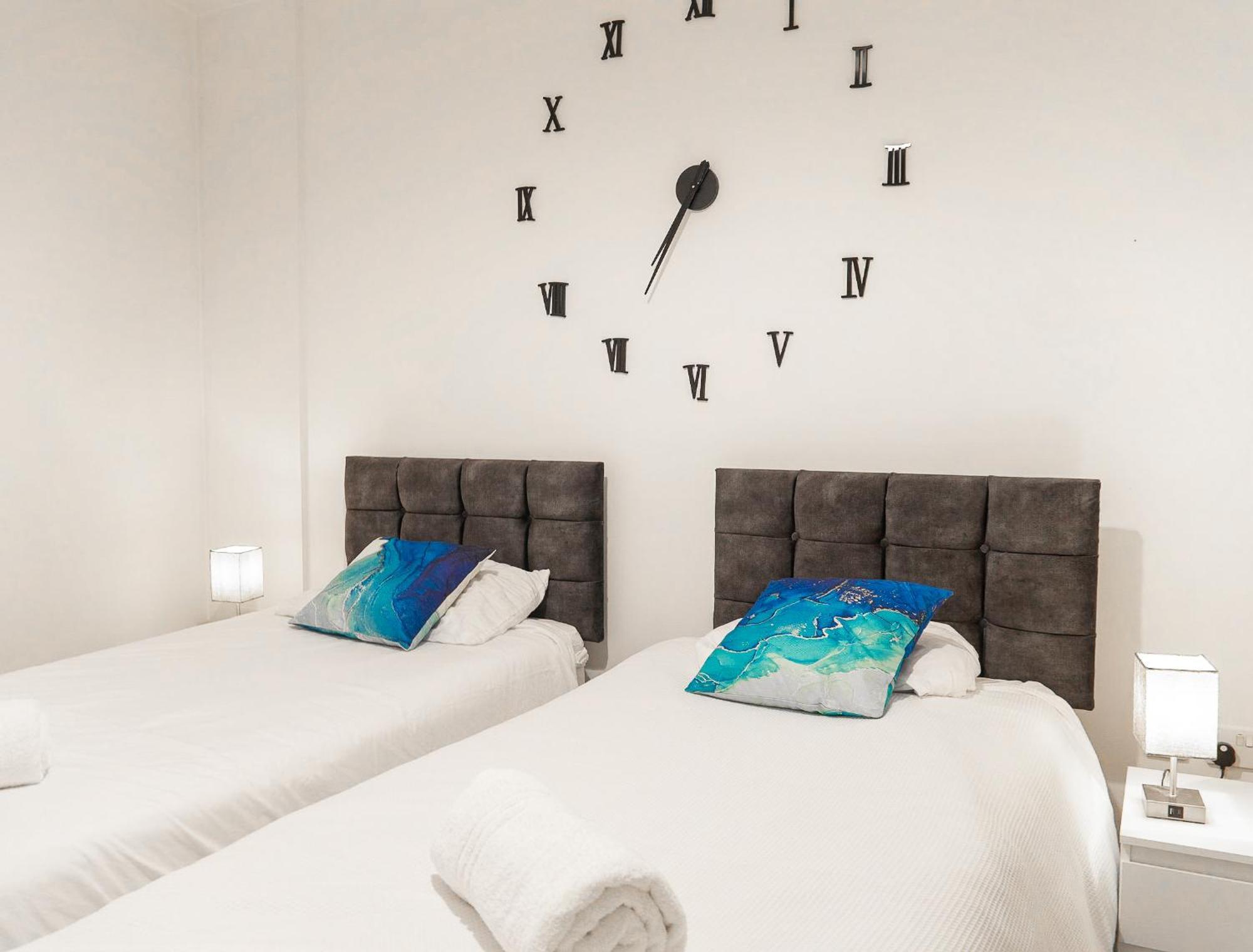 The Regency Suite - Modern 2-Bed 1-Bath Apartment Chertsey Kültér fotó