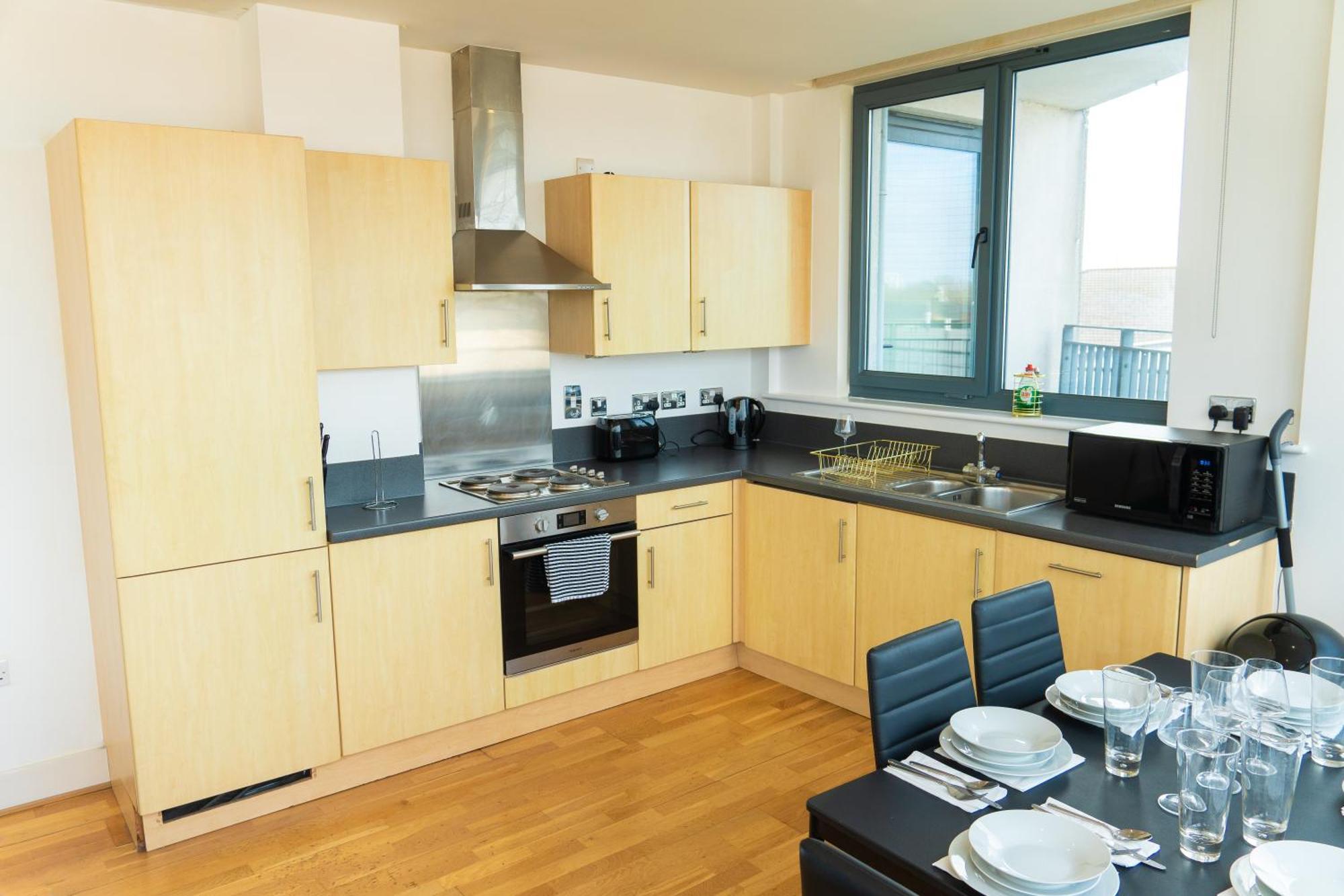 The Regency Suite - Modern 2-Bed 1-Bath Apartment Chertsey Kültér fotó